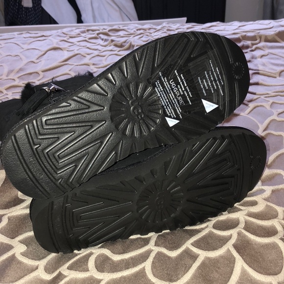 NIB UGG Lilou Boots - Picture 4 of 4